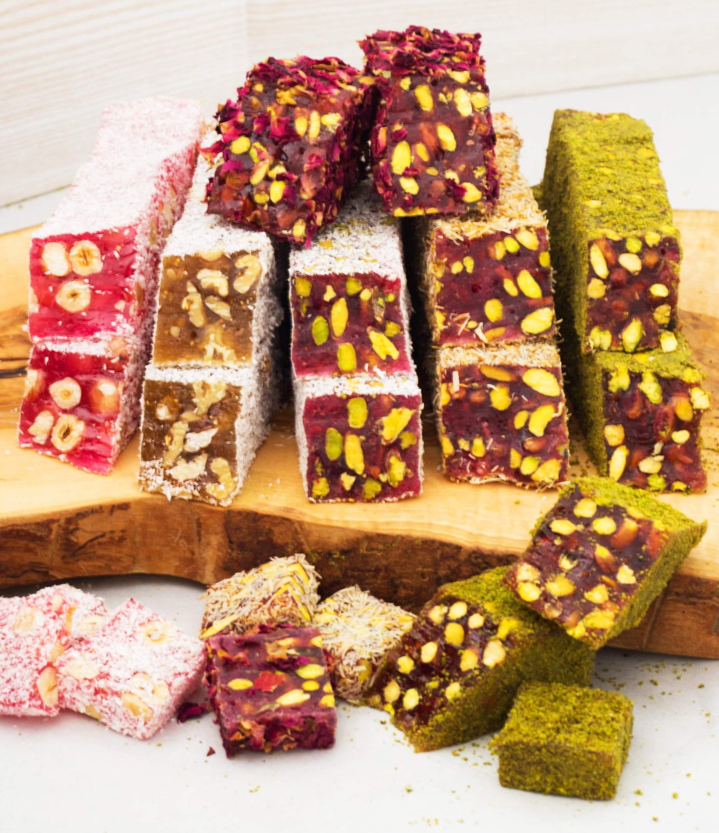 Cerez Pazari Turkish Delight In 4 Flavours, With Pistachio, Hazelnut & Walnut, Assorted Gourmet Lokum In Elegant Tin Gift Box, Sweet Traditional Soft Candy Dessert 25 Pcs, 1.1 lb (500g)