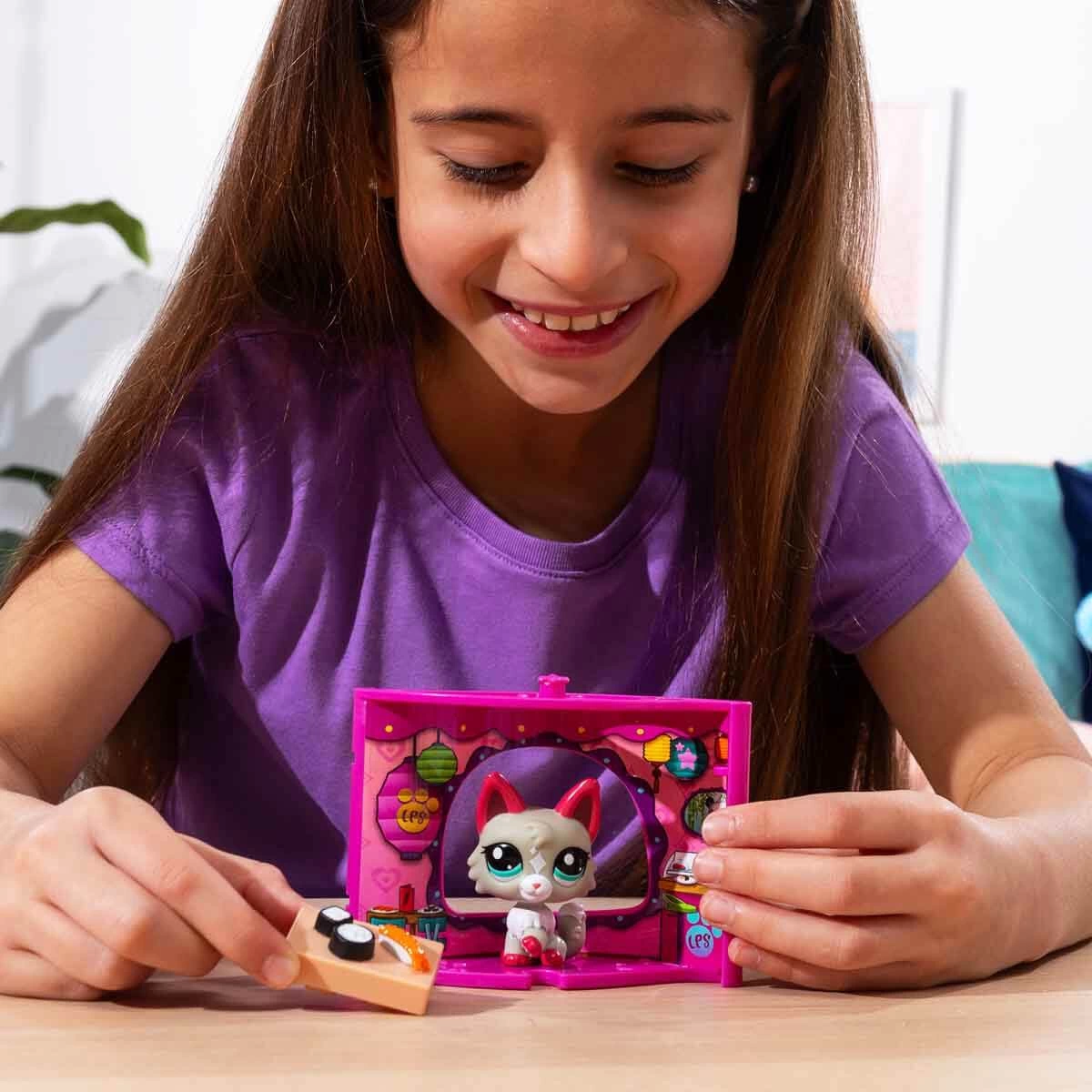 Littlest Pet Shop Pets and Themed Play Corner