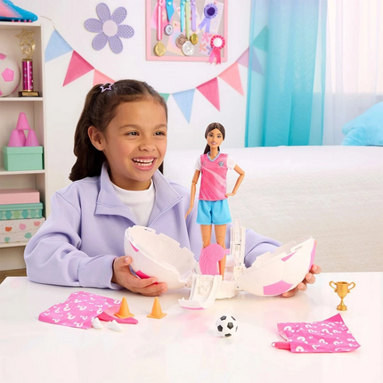 Barbie Futbolcu Bebek ve Aksesuarları TEAM BARBIE Roll n Reveal