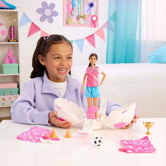 Barbie Futbolcu Bebek ve Aksesuarları TEAM BARBIE Roll n Reveal