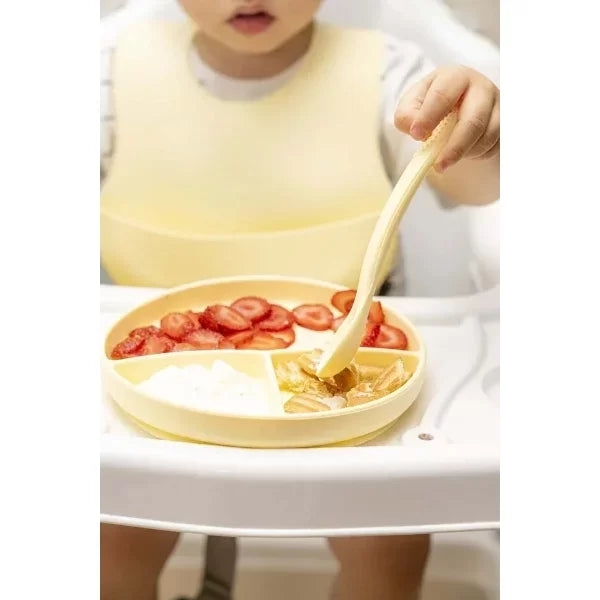 Sarı 3’lü Silikon Yemek Seti – Önlük + Diş Kaşıyıcılı Kaşık + Vakumlu Tabak